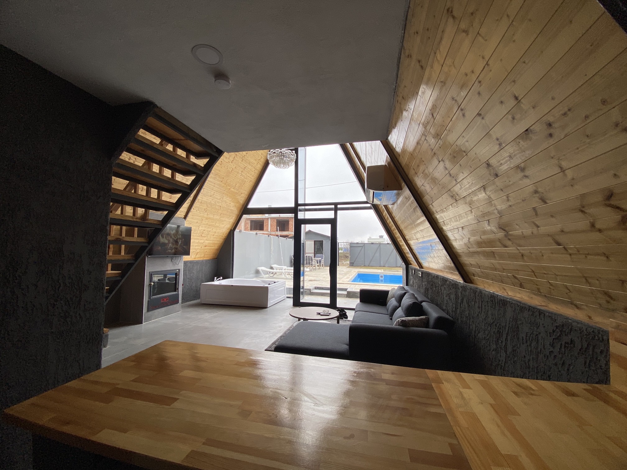 Samsun piramit bungalov üst kat salon ve havuz panorama